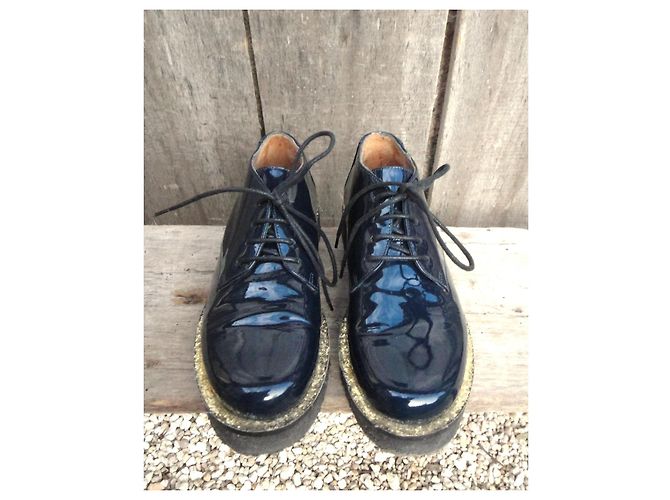 Derbies Avril Gau in pelle verniciata blu navy - vista 3