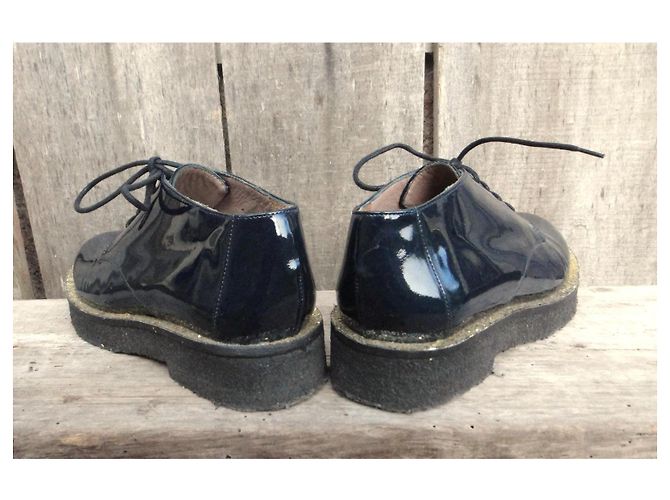 Derbies Avril Gau in pelle verniciata blu navy - vista 4
