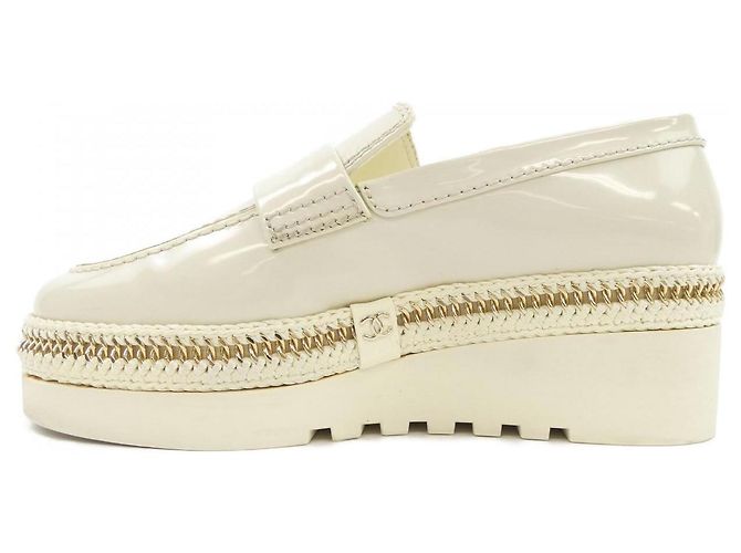 Timeless Décolleté con plateau in pelle di vitello lucida Chanel Bianco - vista 2