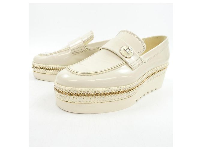 Timeless Décolleté con plateau in pelle di vitello lucida Chanel Bianco - vista 3