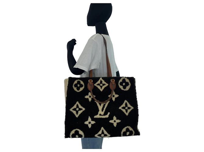 Borsa OnTheGo GM Teddy Monogram Louis Vuitton Nero Bianco - vista 6