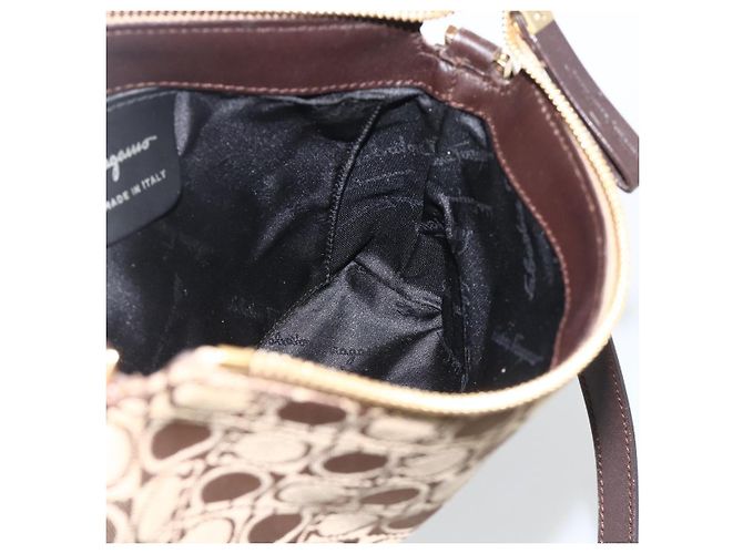 Bolso de Hombro Gancini de Nylon Marrón Dorado Salvatore Ferragamo Auth YKZ614 Castaño - vista 17