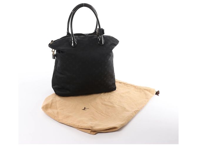 Borsa a spalla Louis Vuitton Lockit Verticals MM Monogram Désil in blu navy M93842 Nero - vista 16