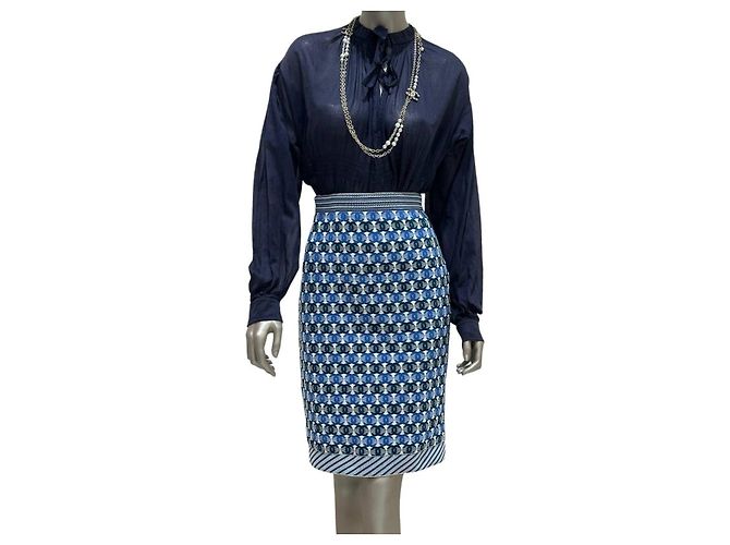 Gonna al ginocchio blu e bianca con logo CC di Chanel 2019 Pre-Primavera Taglia 40 usata - vista 2