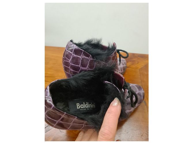 Botas de cano curto com cadarço Baldinini em couro roxo com efeito crocodilo e pelagem - vista 5