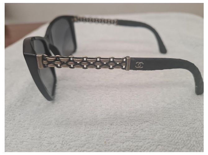 Occhiali da sole Chanel in acetato nero con dettagli a catena - vista 2