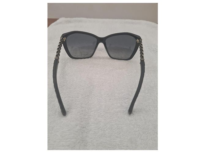 Occhiali da sole Chanel in acetato nero con dettagli a catena - vista 3