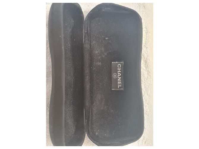 Occhiali da sole Chanel in acetato nero con dettagli a catena - vista 6