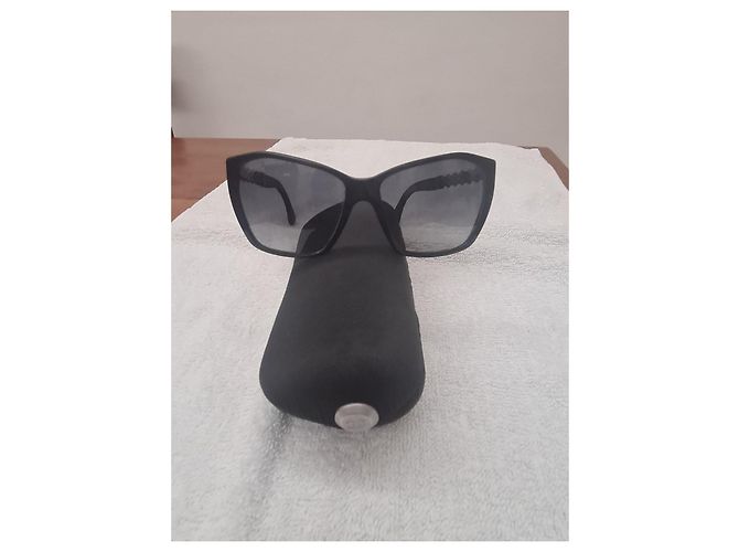 Occhiali da sole Chanel in acetato nero con dettagli a catena - vista 7
