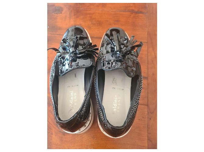 Autre Marque Scarpe basse nere verniciate con nappine e borchie Nero - vista 2