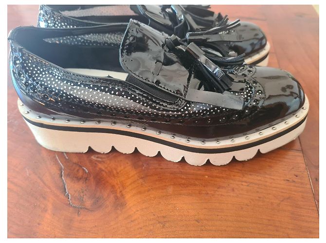 Autre Marque Scarpe basse nere verniciate con nappine e borchie Nero - vista 3