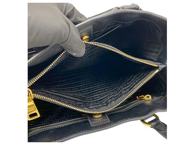 Sac à main en cuir Saffiano avec logo triangle Galleria de Prada - vue 10