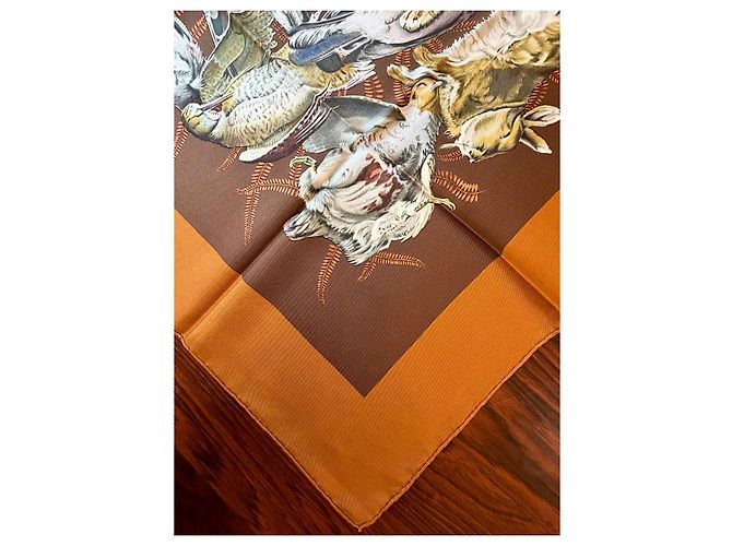 Hermès: Vintage Seidentwill-Schal mit dem Titel 'Gibiers' 1997 Mehrfarben - Ansicht 8