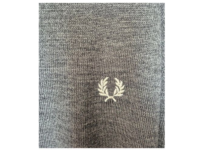 Fred Perry grauer Wollpullover mit V-Ausschnitt M (38/40) mit gesticktem Logo, klassisches feines Strick für Herren - Ansicht 2