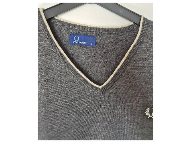 Fred Perry grauer Wollpullover mit V-Ausschnitt M (38/40) mit gesticktem Logo, klassisches feines Strick für Herren - Ansicht 3