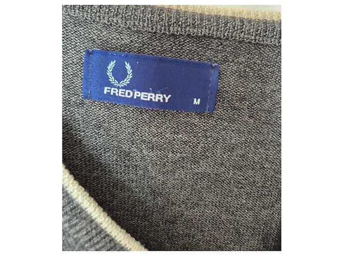 Fred Perry grauer Wollpullover mit V-Ausschnitt M (38/40) mit gesticktem Logo, klassisches feines Strick für Herren - Ansicht 4