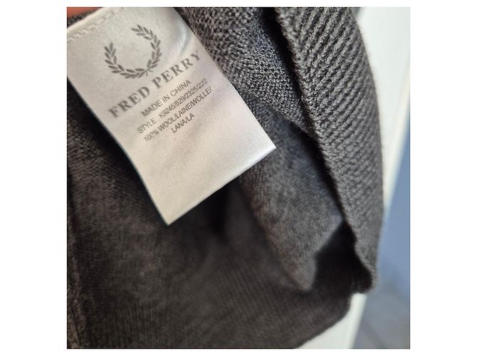 Fred Perry grauer Wollpullover mit V-Ausschnitt M (38/40) mit gesticktem Logo, klassisches feines Strick für Herren - Ansicht 6