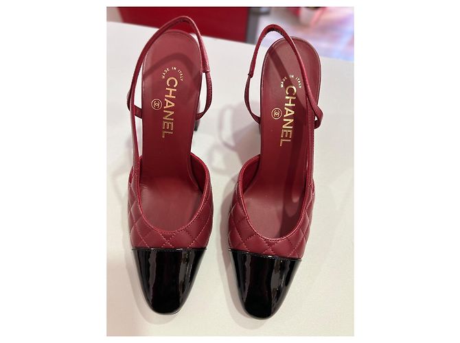 Tacones slingback Chanel 9 cm. Matthieu Blazy. Cuero acolchado burdeos/negro - vista 2