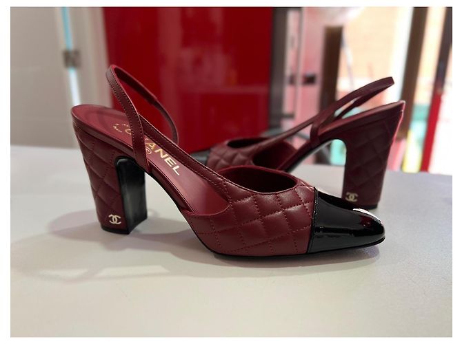 Tacones slingback Chanel 9 cm. Matthieu Blazy. Cuero acolchado burdeos/negro - vista 3