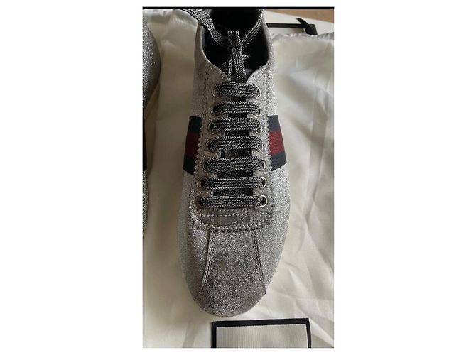 Gucci-Sneaker aus glitzerndem silbernem Canvas - Ansicht 11