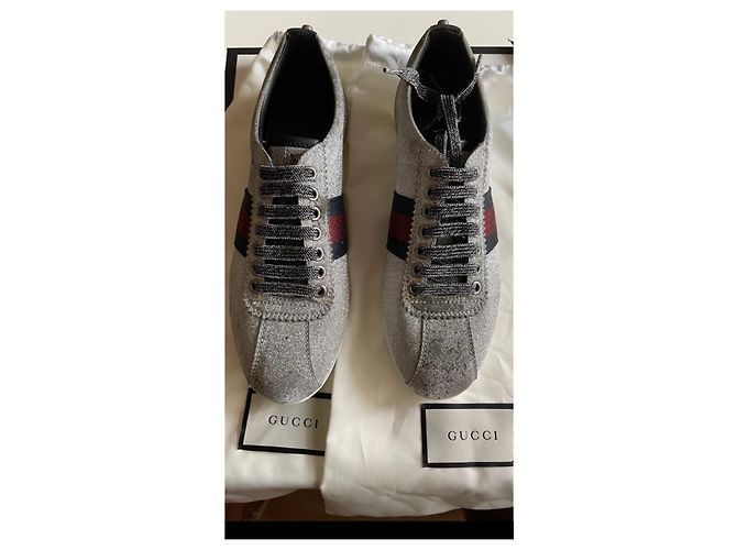 Gucci-Sneaker aus glitzerndem silbernem Canvas - Ansicht 2