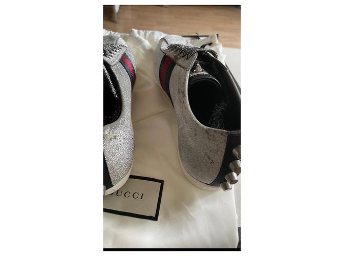 Gucci-Sneaker aus glitzerndem silbernem Canvas - Ansicht 3