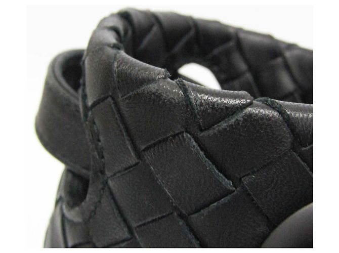 Borsa Medium Garda Intrecciato di Bottega Veneta Nero - vista 11