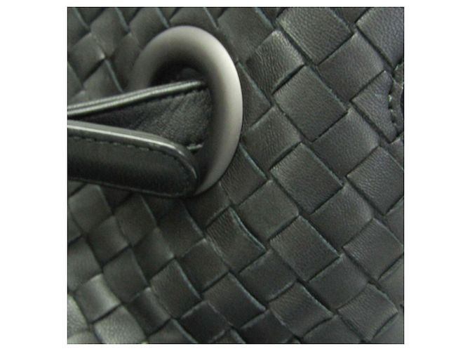 Borsa Medium Garda Intrecciato di Bottega Veneta Nero - vista 12
