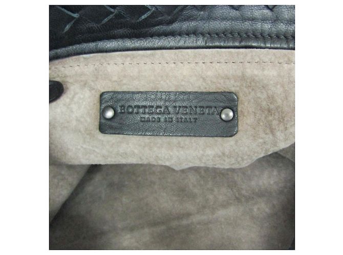 Borsa Medium Garda Intrecciato di Bottega Veneta Nero - vista 16