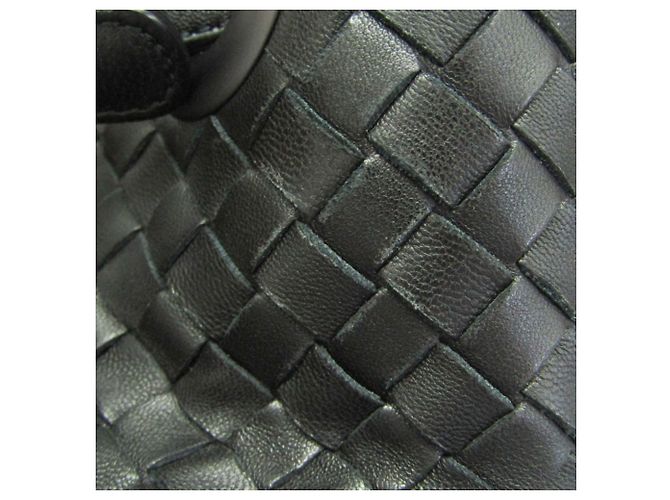 Borsa Medium Garda Intrecciato di Bottega Veneta Nero - vista 7