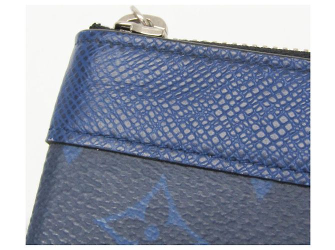 Pochette Discovery PM en Taiga de Louis Vuitton Bleu - vue 11