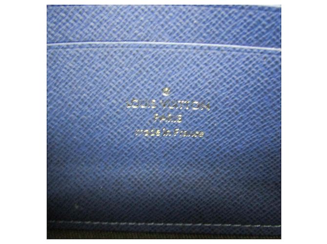 Pochette Discovery PM en Taiga de Louis Vuitton Bleu - vue 14