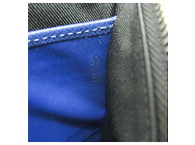 Pochette Discovery PM en Taiga de Louis Vuitton Bleu - vue 15