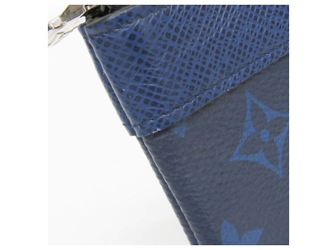 Pochette Discovery PM en Taiga de Louis Vuitton Bleu - vue 8