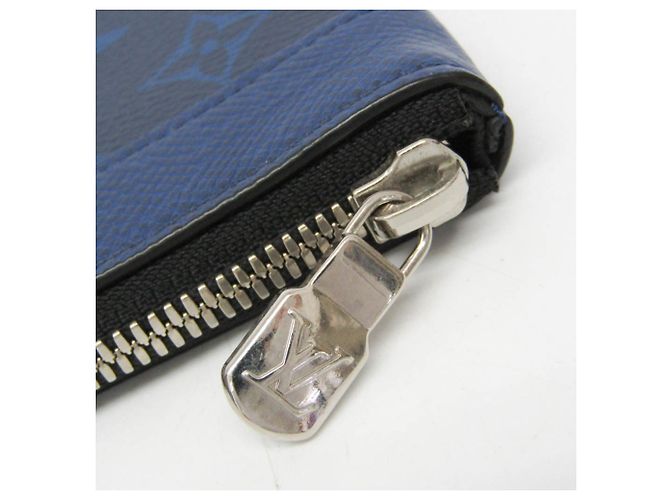 Pochette Discovery PM en Taiga de Louis Vuitton Bleu - vue 9