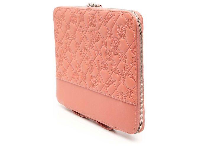 Funda para iPad de piel de cordero rosa con símbolos de la suerte de Chanel - vista 2