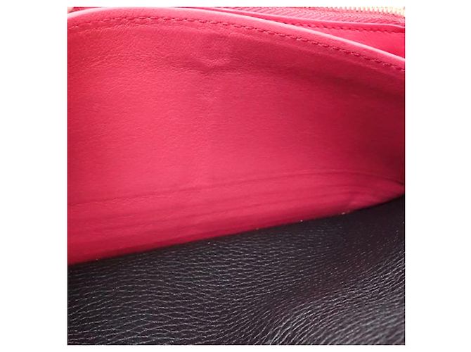 Cartera larga Capucines en taurillon negro Louis Vuitton - vista 7