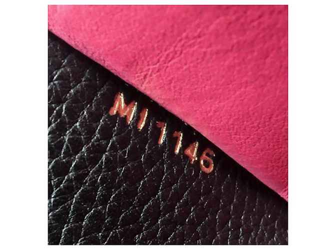 Cartera larga Capucines en taurillon negro Louis Vuitton - vista 9