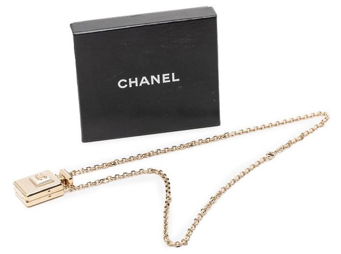 Halskette mit Anhänger in Form einer Chanel Coco Mark Parfümflasche Golden - Ansicht 6