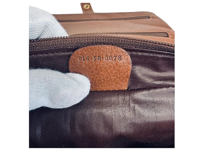 Pochette in pelle marrone con logo GG di Gucci - vista 12