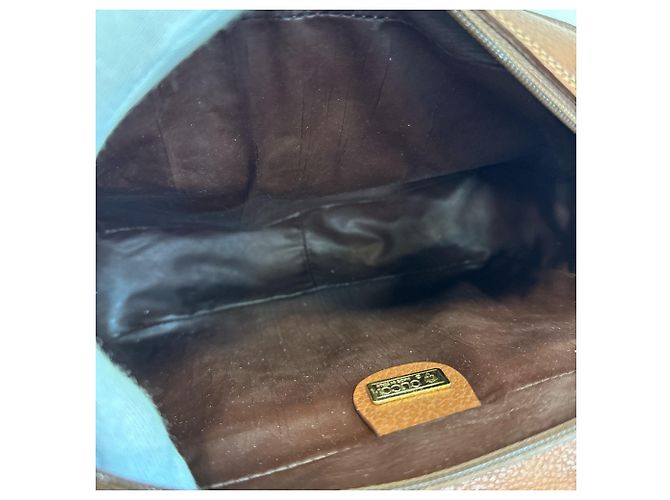 Pochette in pelle marrone con logo GG di Gucci - vista 9