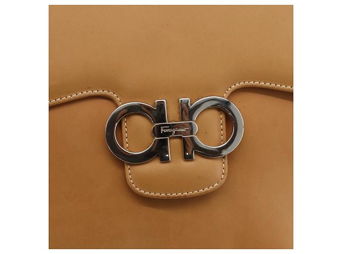 Borsa a Spalla Gancini in Pelle Beige Argento Auth BA11941 di Salvatore Ferragamo - vista 10
