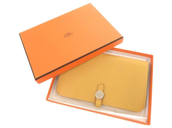 Billetera Dogon GM de Hermès en cuero Swift amarillo - vista 2