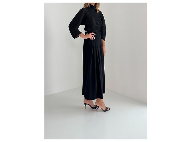 Top negro plisado Solace London - vista 4