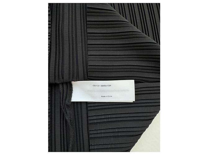 Top negro plisado Solace London - vista 8