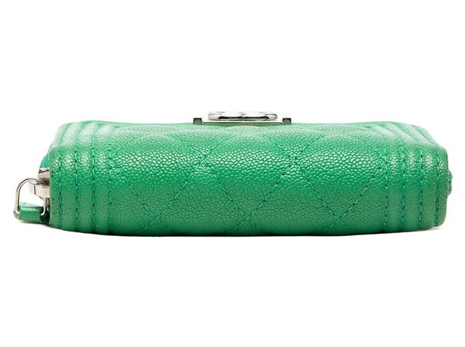 Monedero Chanel Boy en cuero caviar verde - vista 3