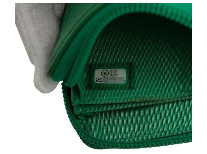 Monedero Chanel Boy en cuero caviar verde - vista 6