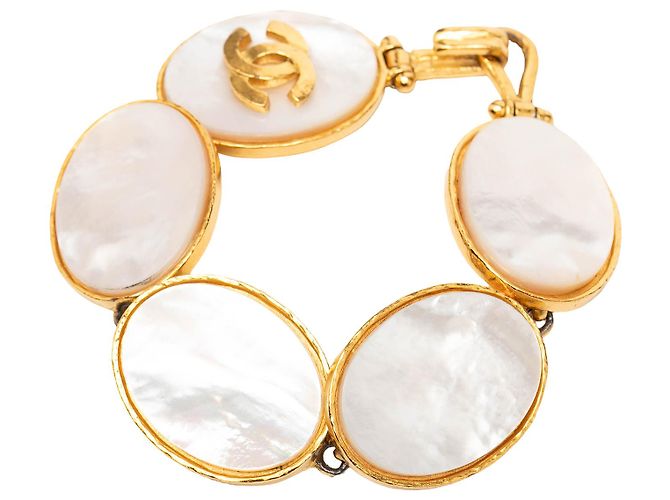 Bracciale Cuff in Madreperla Placcato Oro CC di Chanel D'oro - vista 2