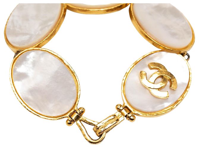 Bracciale Cuff in Madreperla Placcato Oro CC di Chanel D'oro - vista 4