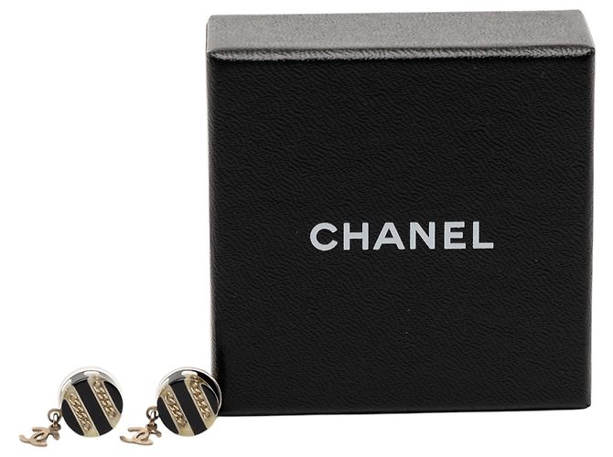 Orecchini a bottone rotondi in resina e ottone nero CC di Chanel - vista 4